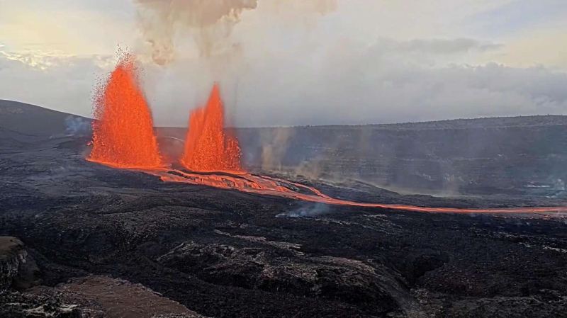 Фонтан лавы высотой с небоскреб: вулкан Килауэа извергается на Гавайях (видео) Фонтан лавы высотой с небоскреб: вулкан Килауэа извергается на Гавайях (видео)