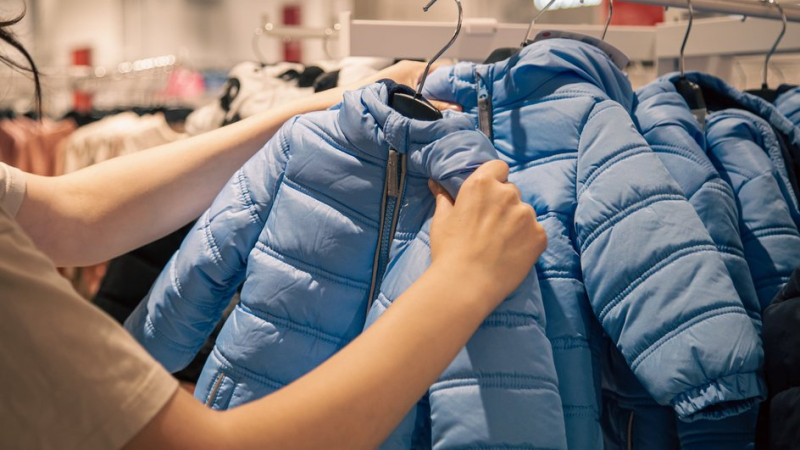 Как очистить засаленные воротник и рукава куртки или пуховика без застирывания