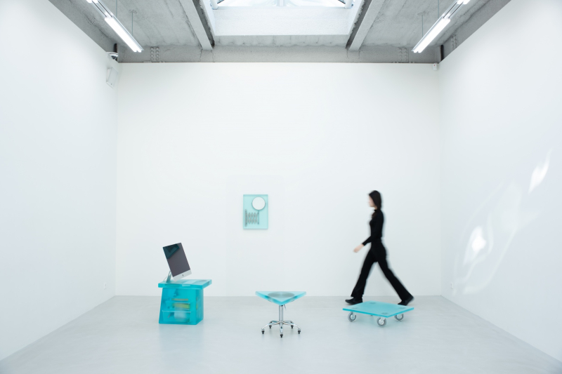 Лим Вутек обновил привычные офисные объекты с помощью смолы