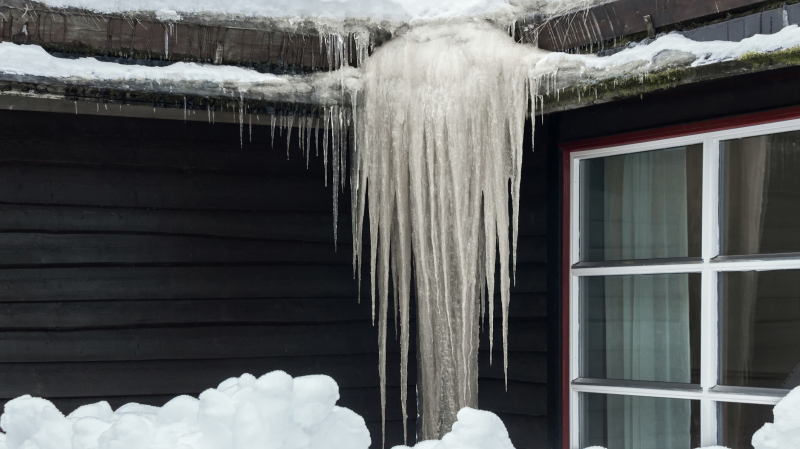 Плохая примета: о каких проблемах в доме говорят сосульки на крыше
