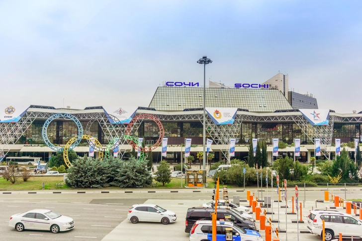 Предлагают домчать в Москву за ₽100 тыс., но это обман. Таксисты наживаются на застрявших в Сочи туристах Предлагают домчать в Москву за ₽100 тыс., но это обман. Таксисты наживаются на застрявших в Сочи туристах