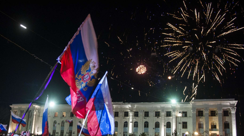 Путин назвал незыблемым выбор крымчан быть с Россией