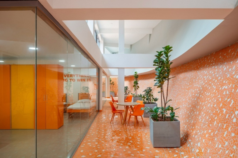 Студия Archohm построила академию бадминтона в форме волана в Индии