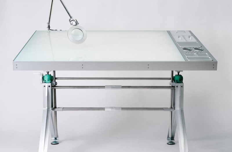 Студия CALIPER разработала чертежный стол для Дэниела Аршама Студия CALIPER разработала чертежный стол для Дэниела Аршама