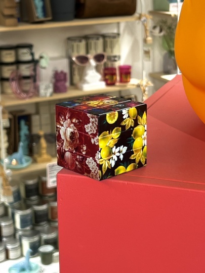 Свежее прочтение кубика Рубика в коллаборации Жостовской фабрики и Friend Function