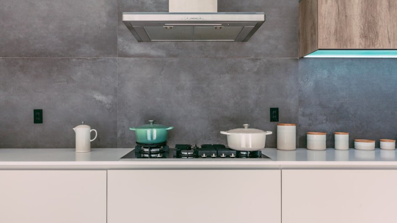 Три ложки на литр воды — и вытяжка радует безупречной чистотой Три ложки на литр воды — и вытяжка радует безупречной чистотой