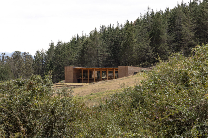 Urlo Studio встраивает велопарковку в склон холма в Эквадоре Urlo Studio встраивает велопарковку в склон холма в Эквадоре