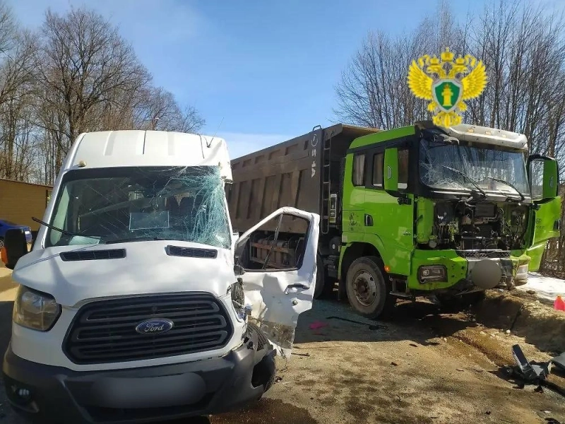 Восемь человек пострадали в ДТП с микроавтобусом и самосвалом под Калугой
