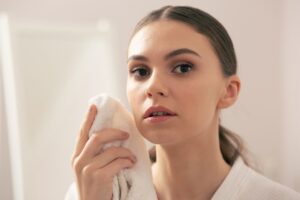 Как правильно чистить лицо